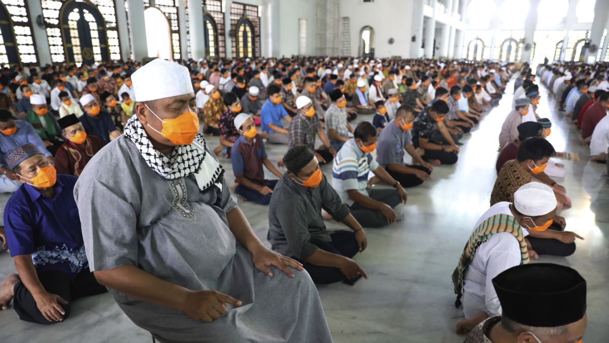 Umat Muslim yang sedang melaksanakan sholat Jumat di tengah pandemi