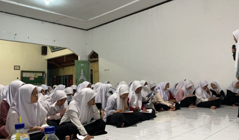 Kegiatan muhadhoroh yang dilaksanakan di aula