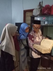 Kepala UPT Perpustakaan UIN KHAS Jember melihat Langsung Naskah