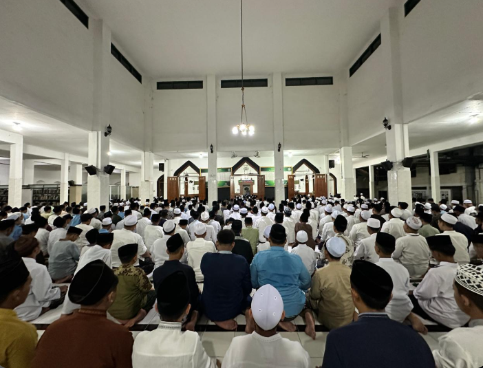 Suasana santri menyimak penjelasan KH. Zaimuddin Wijaya As'ad