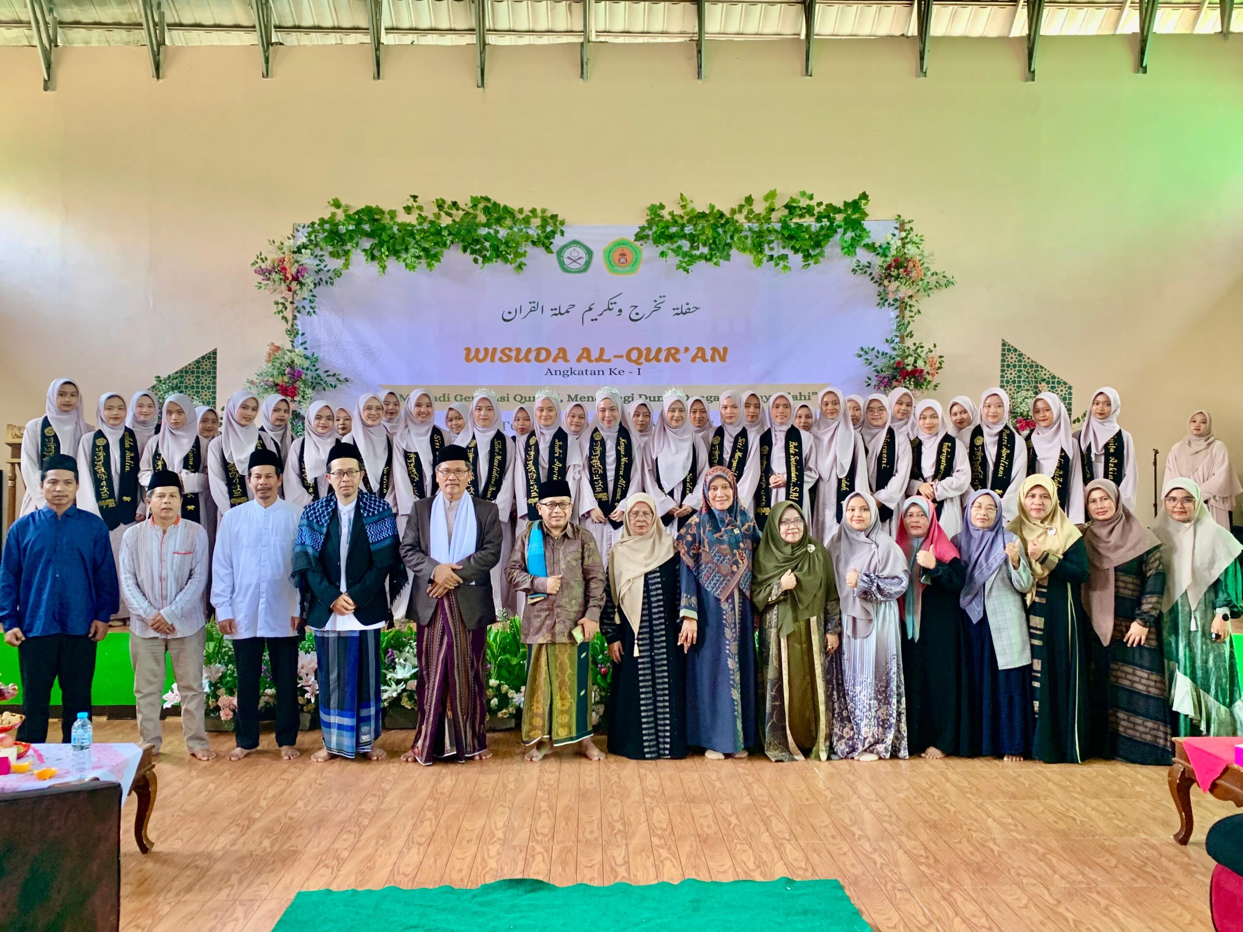 Para santri tahfidz berfoto bersama para asatidz dan asatidzah dalam momen Wisuda Tahfidz Perdana Pondok Pesantren Nurul Huda